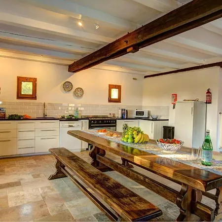 Sleeps 10 Pool Wifi Villa