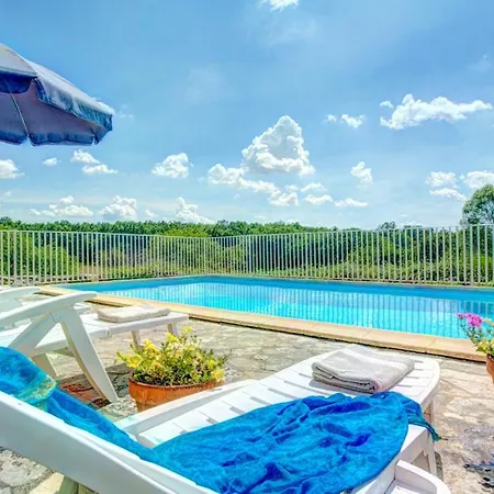 Sleeps 10 Pool Wifi * Gindou