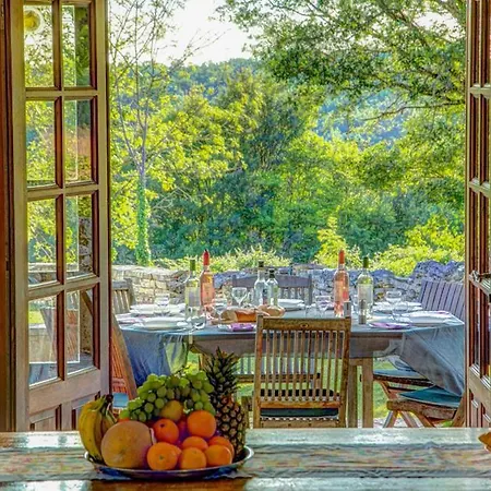 Sleeps 10 Pool Wifi Gindou