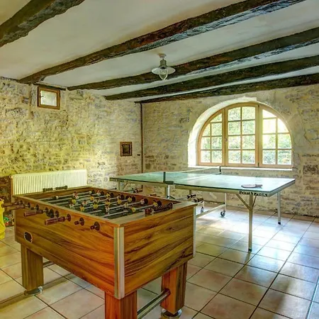 Sleeps 10 Pool Wifi Gindou